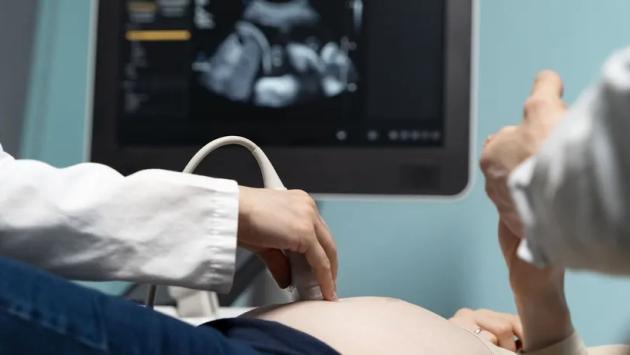 gynecologist performing ultrasou Економічні новини - головні новини України та світу