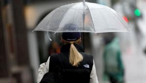 parasolka zhinka doshch osin p Економічні новини - головні новини України та світу