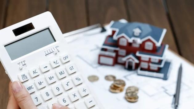 female hand operating calculator Економічні новини - головні новини України та світу