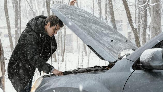 side view of couple checking car engine while on a road trip 1536x900 1 Економічні новини - головні новини України та світу