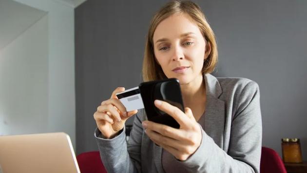 young lady making online payment 1 Економічні новини - головні новини України та світу