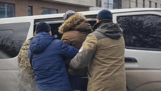 tri choloviki dopomagajut uvijti v vantazhivku Економічні новини - головні новини України та світу